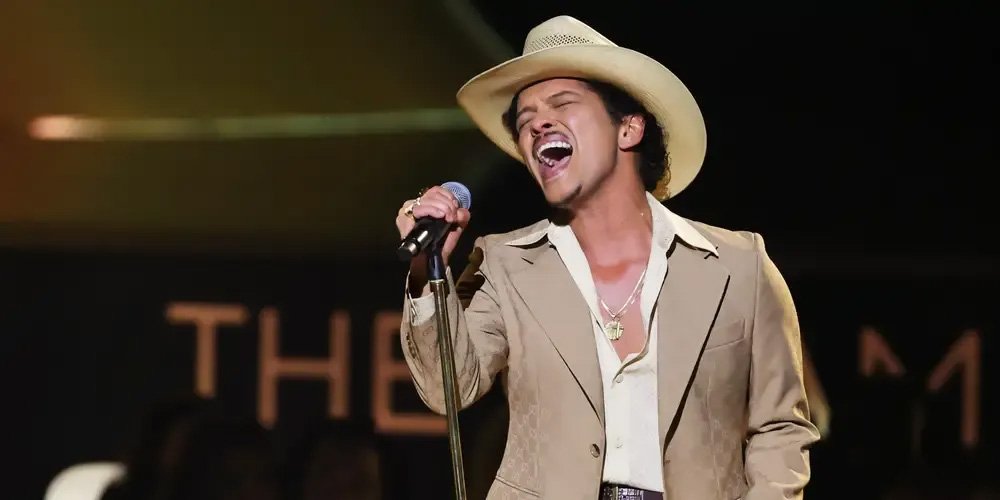 BRUNO MARS SINGING